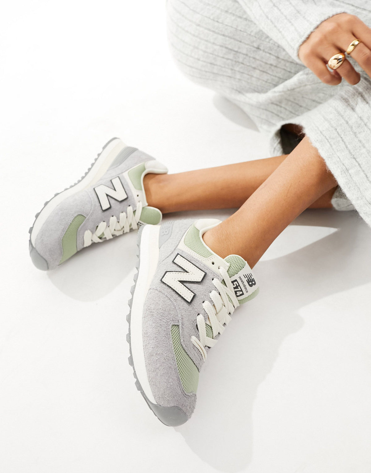 حذاء رياضي New Balance 574 من الجلد السويدي