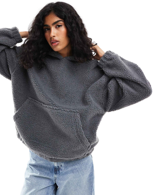 هودي كبير الحجم من ASOS DESIGN بخامة بورغ باللون الرمادي الفحم