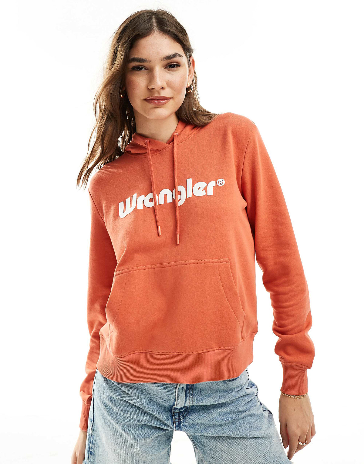 هودي بشعار على المقدمة من Wrangler باللون الأحمر المحترق