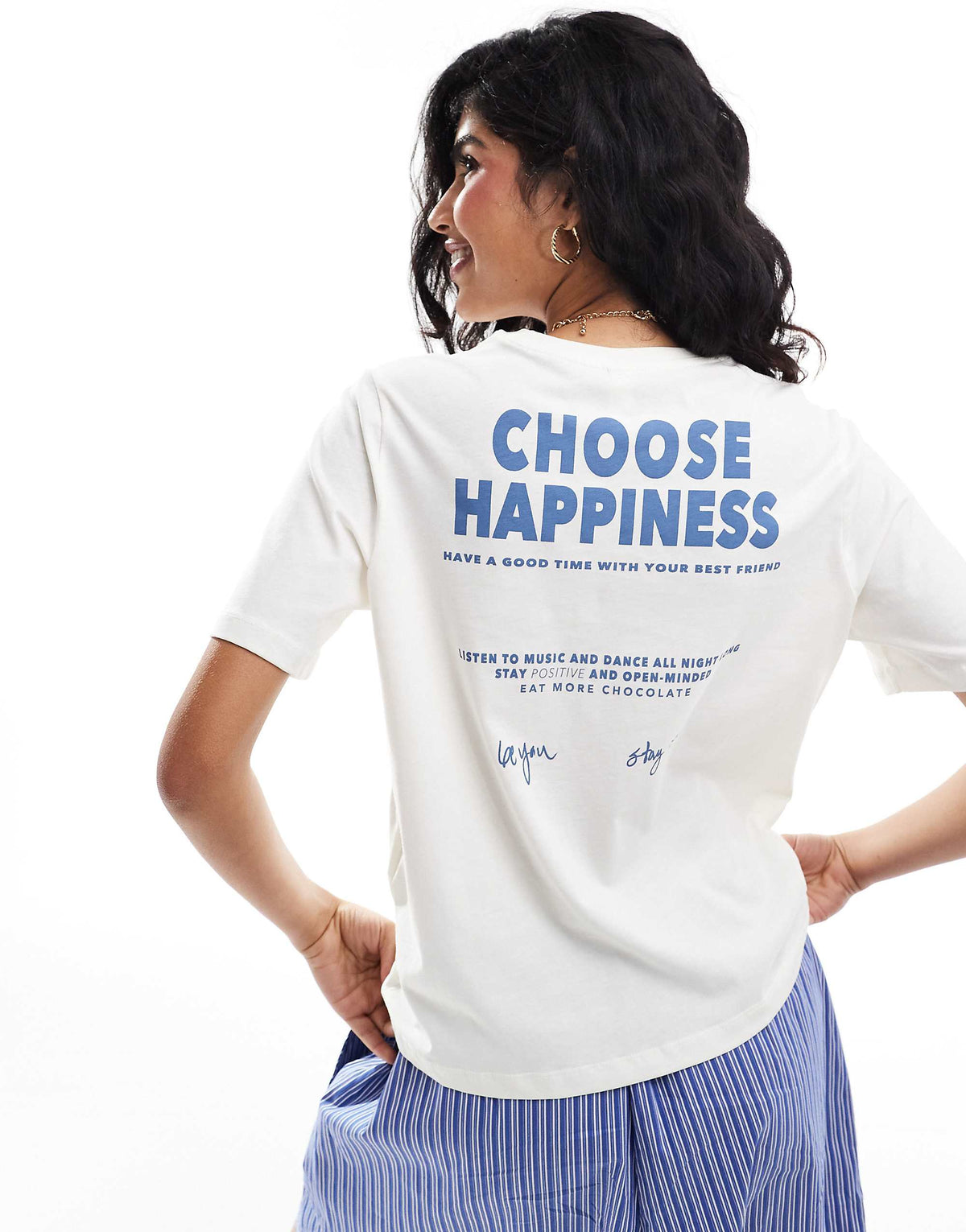 تي شيرت مربّع بطباعة "Choose Happiness" على الظهر باللون الأبيض