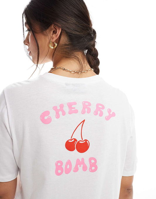 تي شيرت بطباعة "Cherry Bomb" باللون الأبيض