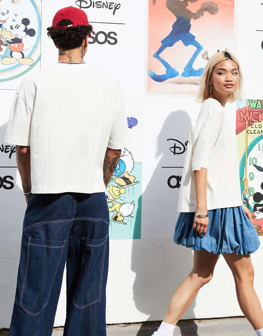 تيشيرت مربعة كبيرة الحجم للجنسين من ASOS DESIGN Disney مع طبعة Mickey Mouse على الصدر باللون الأبيض