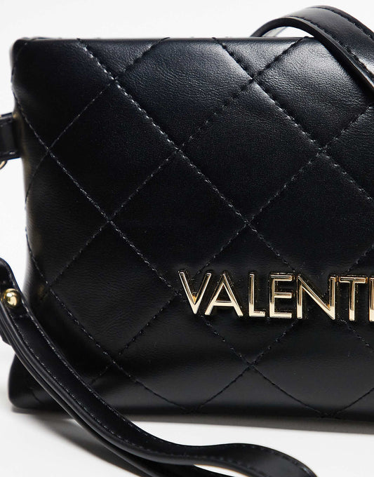 حقيبة كلاتش صغيرة مزخرفة بتفاصيل خياطة من Valentino باللون الأسود مع حزام معصم