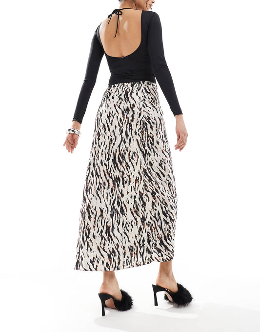 تنورة ماكسي بأسلوب Slip من ساتان بنقشة Animal Print من Miss Selfridge