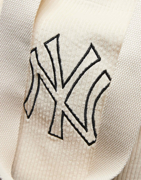 حقيبة توت Cord من New Era بنقشة الشعار NY Yankees باللون الكريمي