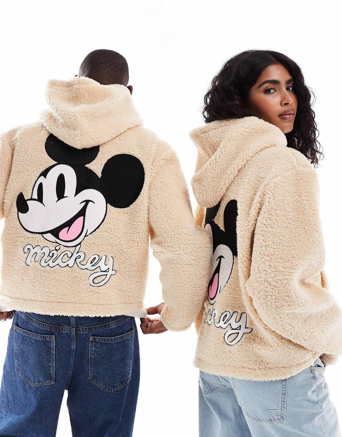 هودي من ASOS DESIGN للجنسين بحجم كبير جدًا بخامة بورغ مع تطريز وجه Mickey باللون البيج