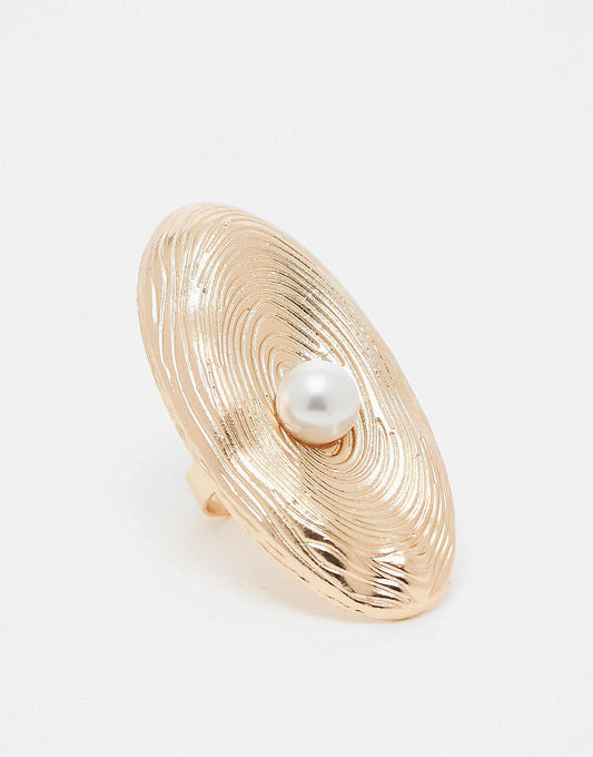 Kaiia exclusive oval ring with pearl detail in gold