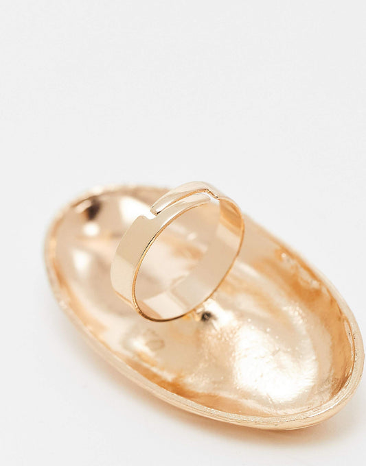 Kaiia exclusive oval ring with pearl detail in gold