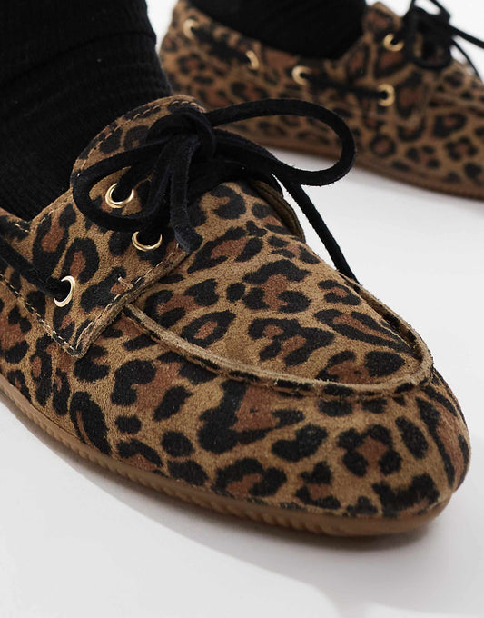 schuh Lyanna boat shoes in leopard suede