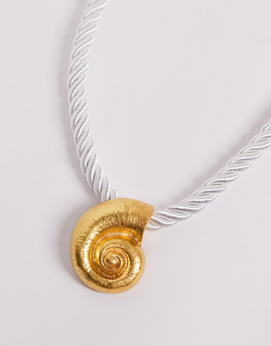 Kaiia exclusive rope chain shell necklace in gold