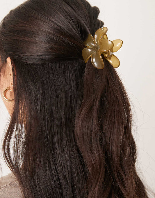 DesignB London flower hair claw in khaki