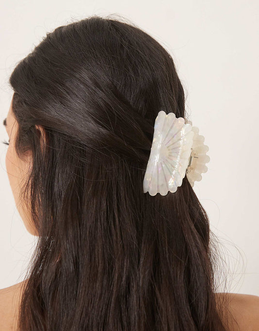 Sui Ava shell hair claw in white