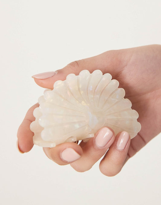 Sui Ava shell hair claw in white
