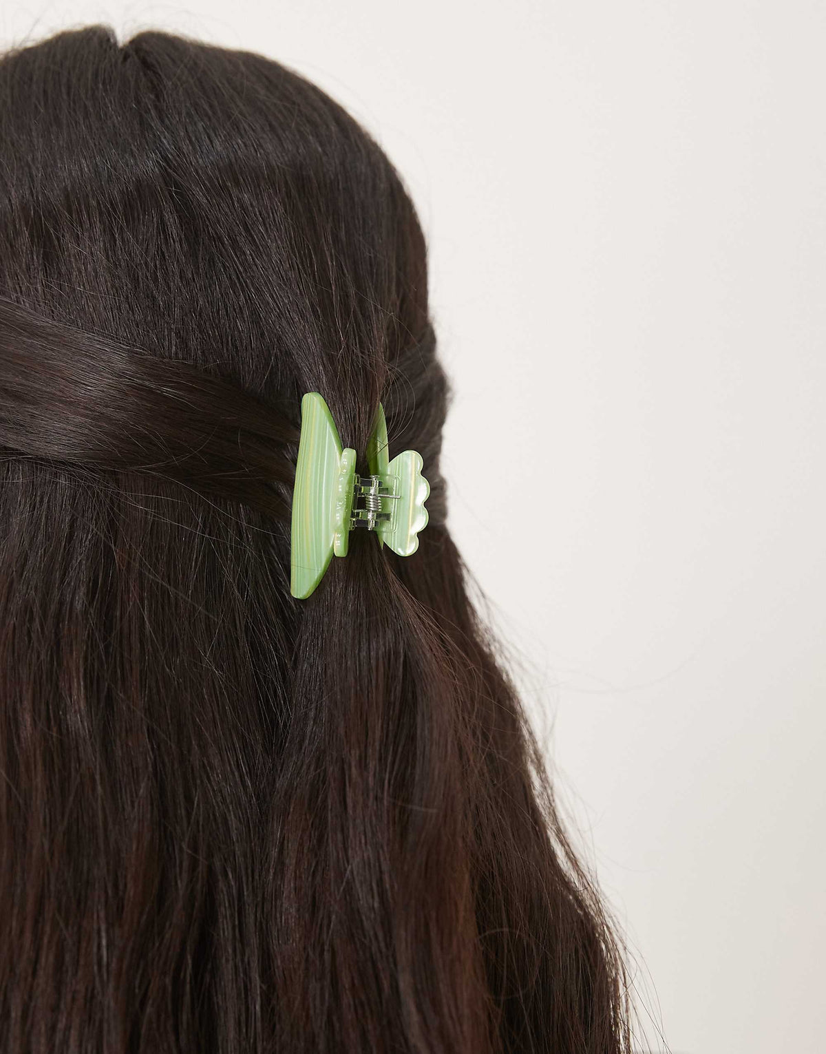 Sui Ava flash mini hair claw in green