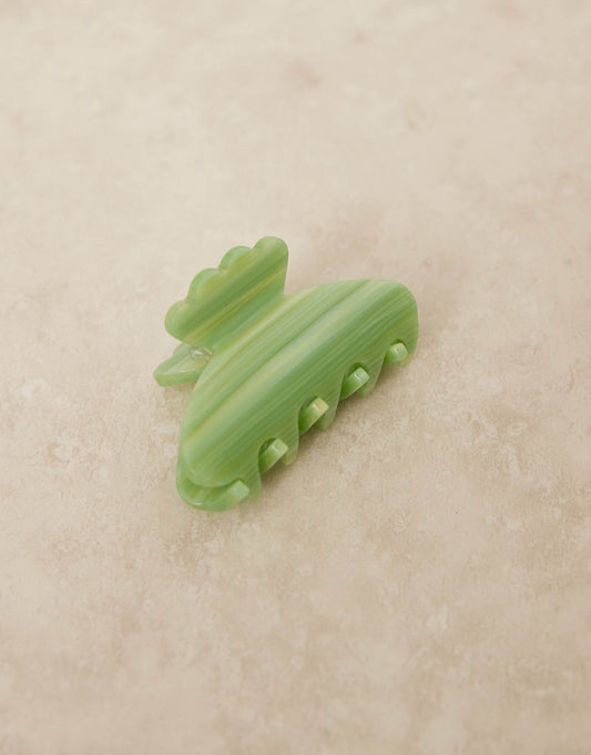 Sui Ava flash mini hair claw in green