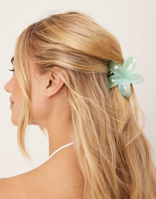 Sui Ava Plumeria metallic flower hair claw in green