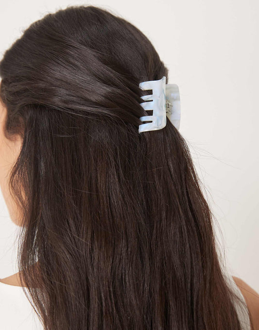 Sui Ava Fir marble mini hair claw in blue