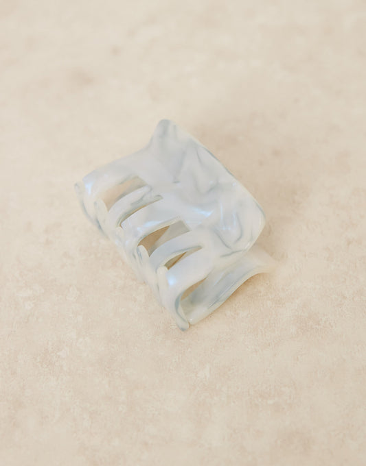 Sui Ava Fir marble mini hair claw in blue