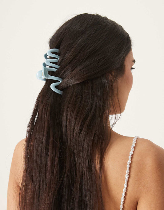 Sui Ava wiggle hair claw in blue