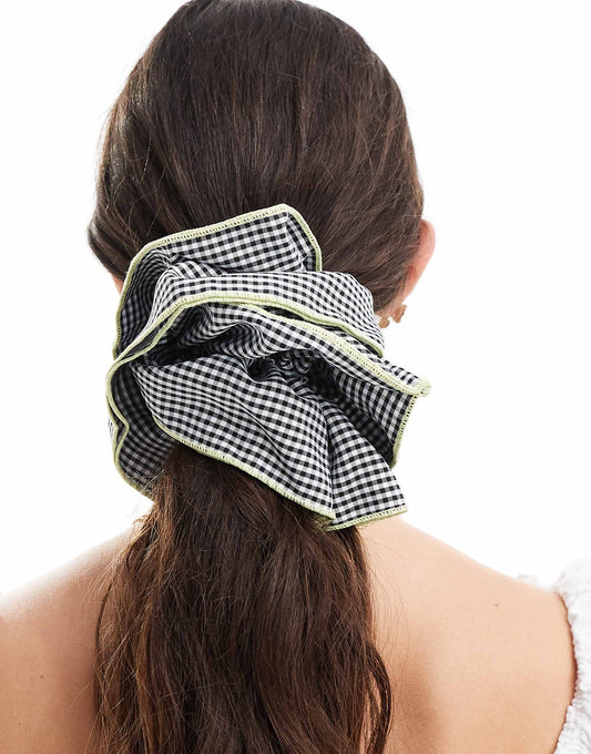 Pieces XL scrunchie in black gingham print