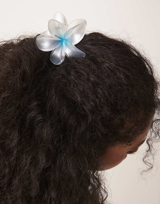 DesignB London hawaiian flower hair claw in ombre baby blue