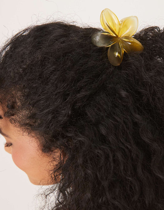 DesignB London hawaiian flower hair claw in ombre yellow